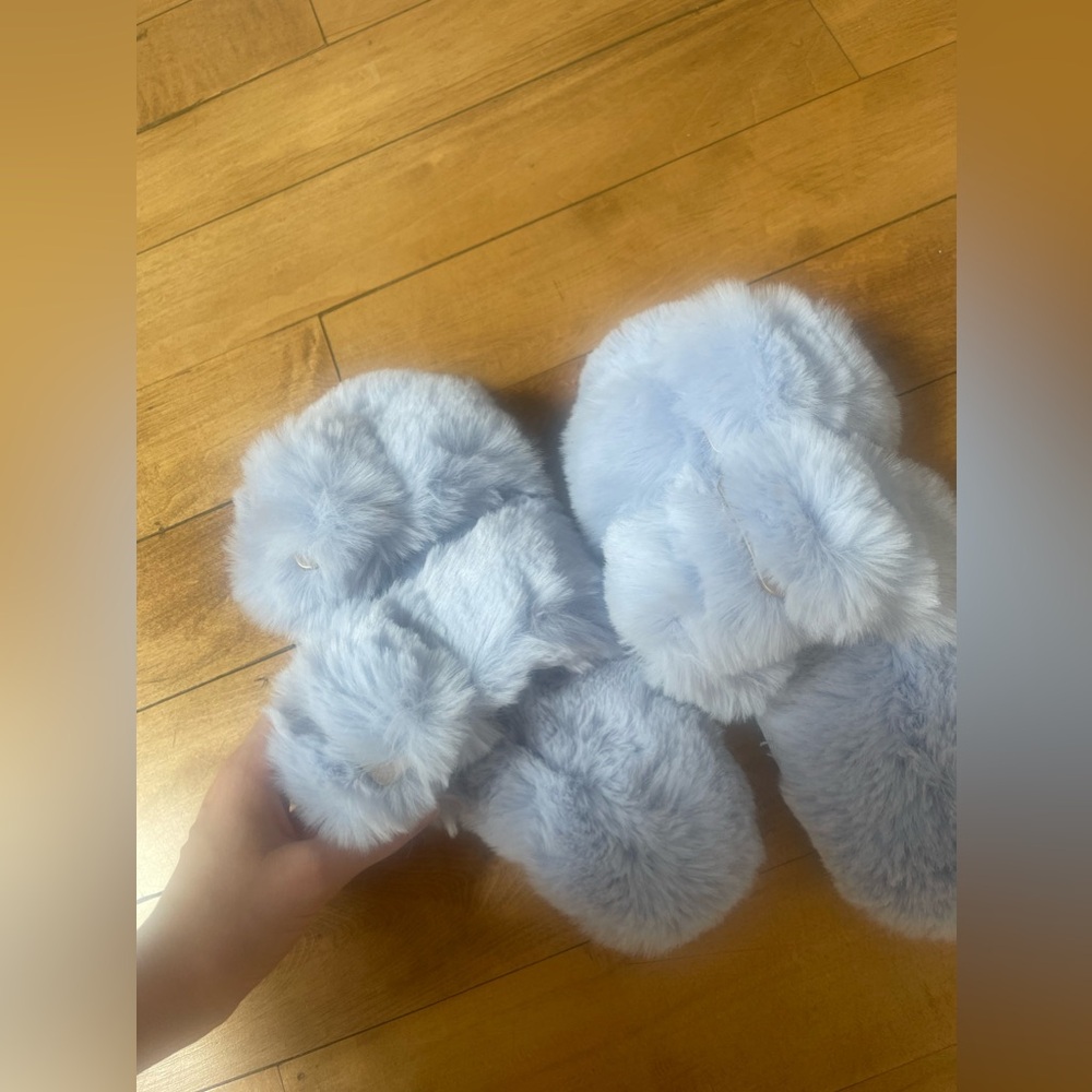 Aerie fuzzy slides NEVER WORN